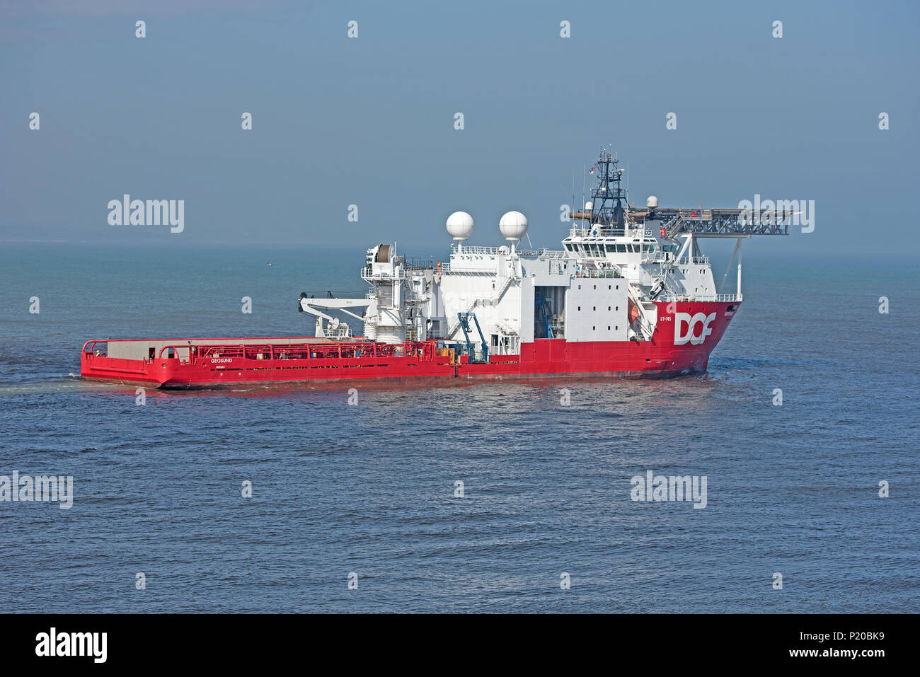 Le navire de ravitaillement OFFSHORE SKANDI GEOSUND tête d'Aberdeen Harbour, en route vers sa plate-forme de forage de pétrole en mer du Nord destination. Banque D'Images