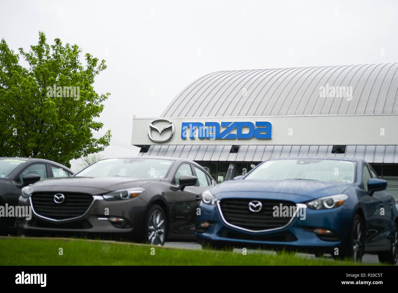 Philadelphie, Pennsylvanie, le 19 mai 2018 : détail du logo sur l'avant du magasin de Mazda, Mazda est une marque Japonaise qui produit actuellement de l'entreprise multinationale Banque D'Images