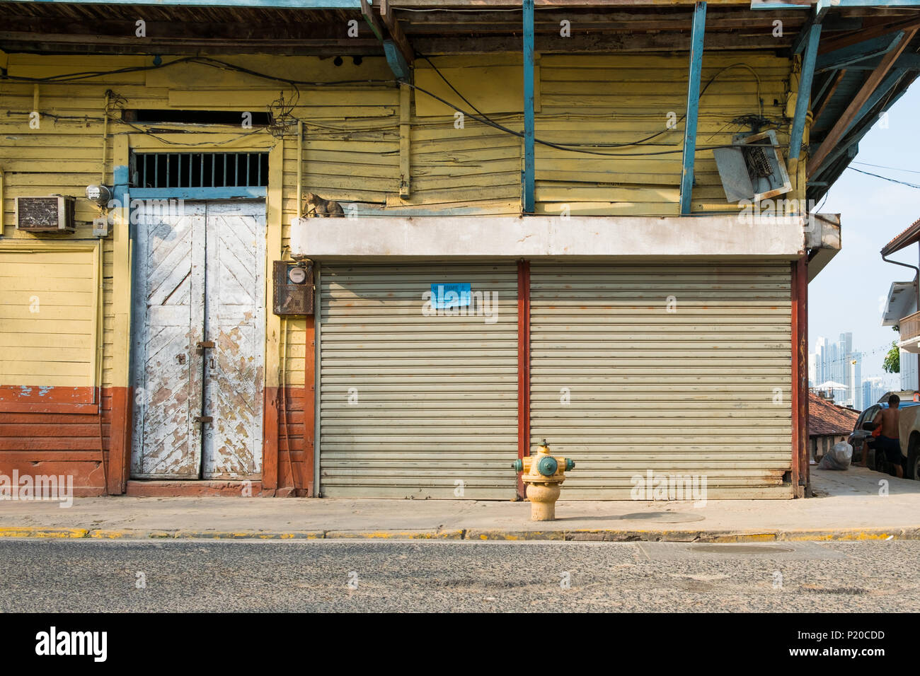 Vieux bâtiment extérieur avec store sur rez-de-chaussée / boutique avec obturateur fermé Banque D'Images