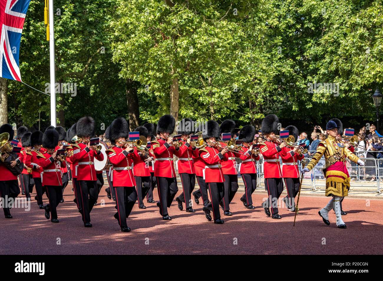 Les groupes massés de la division Guards défilent le long du Mall à la Queen's Birthday Parade, également connue sous le nom de Trooping the Color, Londres, Royaume-Uni Banque D'Images