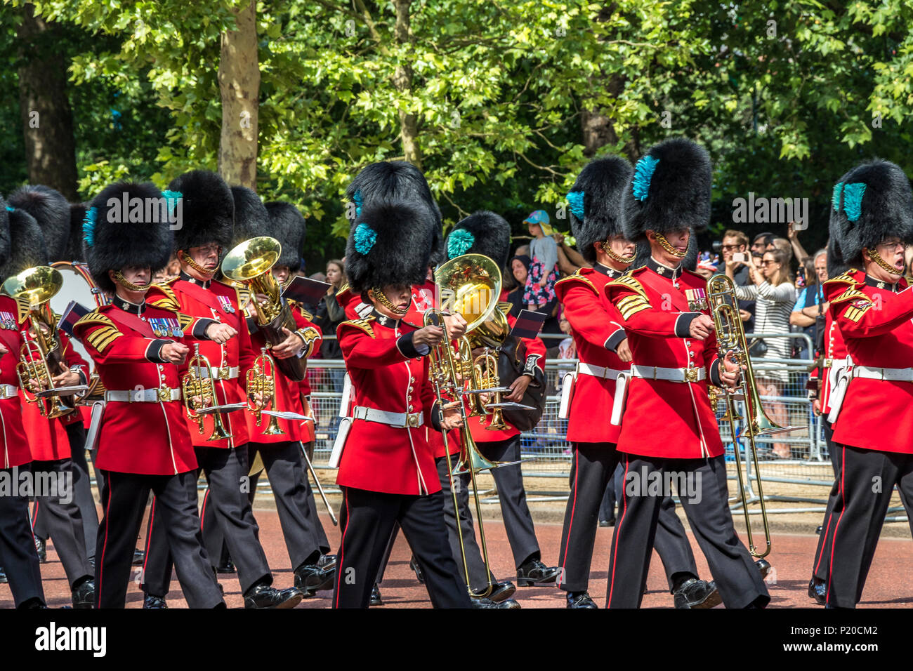 Les groupes massés de la division Guards défilent le long du Mall à la Queen's Birthday Parade, également connue sous le nom de Trooping the Color, Londres, Royaume-Uni Banque D'Images