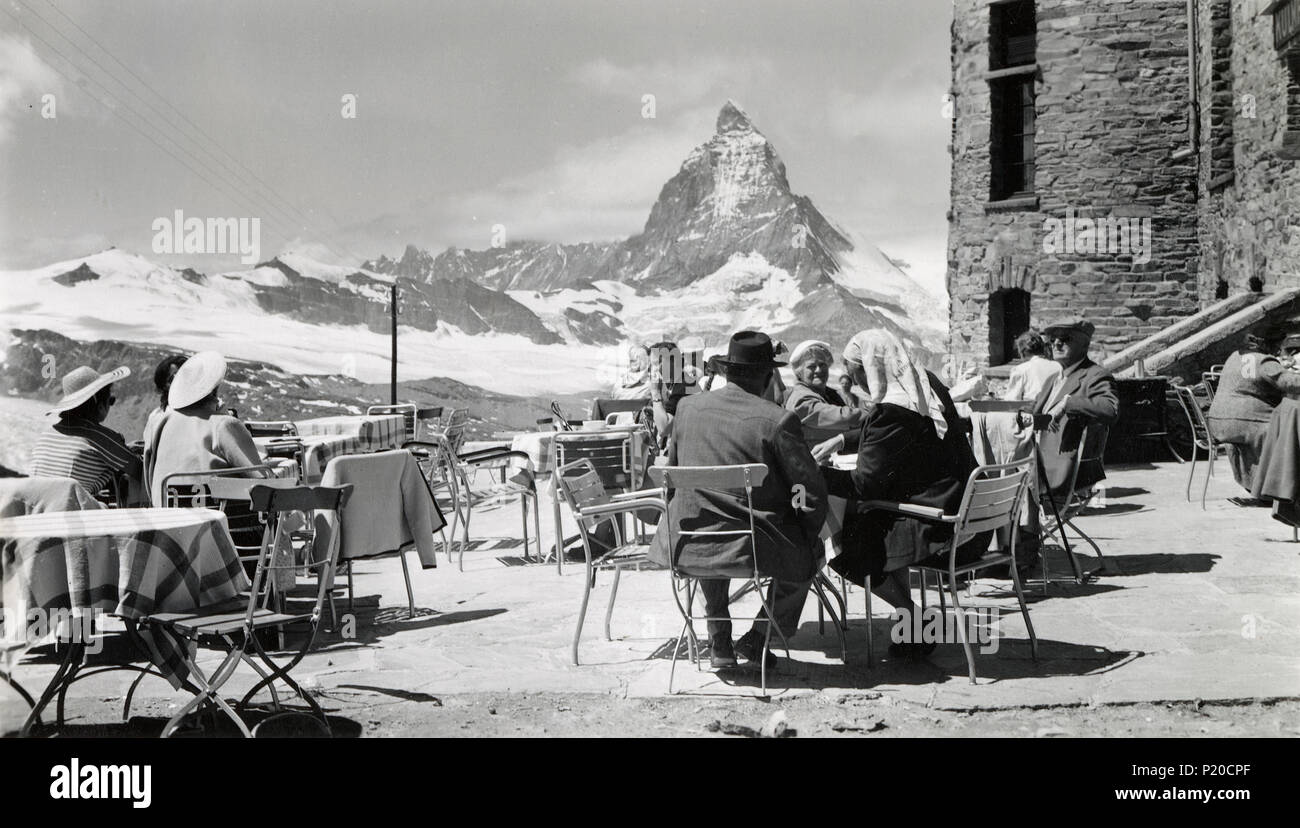 Vintage vers 1950 photographie, Cervin depuis un café à Gornergrat, Valais, Suisse. SOURCE : photographie originale. Banque D'Images