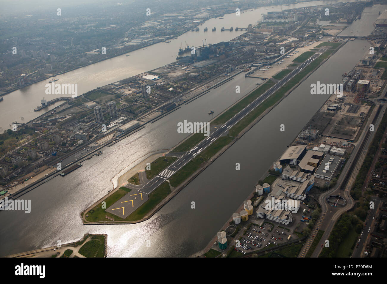 Une vue aérienne de l'aéroport de London City sur un jour brumeux de l'été Banque D'Images