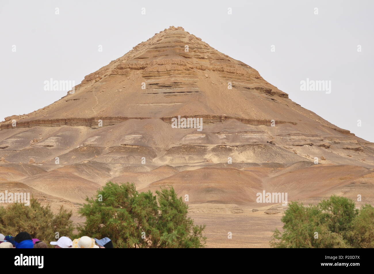 Al-Dist hill ; une forme de pyramide hill (172m de haut) qui est formée de roches sédimentaires, dans l'oasis de Bahariya, désert de l'Ouest, l'Egypte. Banque D'Images