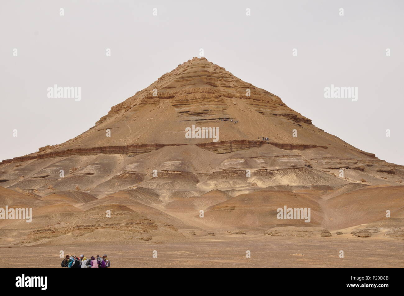 Al-Dist hill ; une forme de pyramide hill (172m de haut) qui est formée de roches sédimentaires, dans l'oasis de Bahariya, désert de l'Ouest, l'Egypte. Banque D'Images