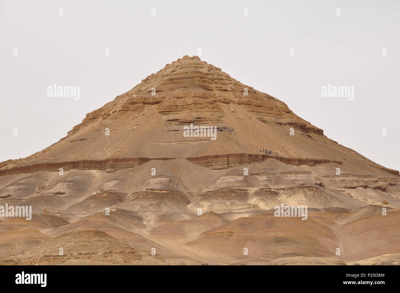 Al-Dist hill ; une forme de pyramide hill (172m de haut) qui est formée de roches sédimentaires, dans l'oasis de Bahariya, désert de l'Ouest, l'Egypte. Banque D'Images