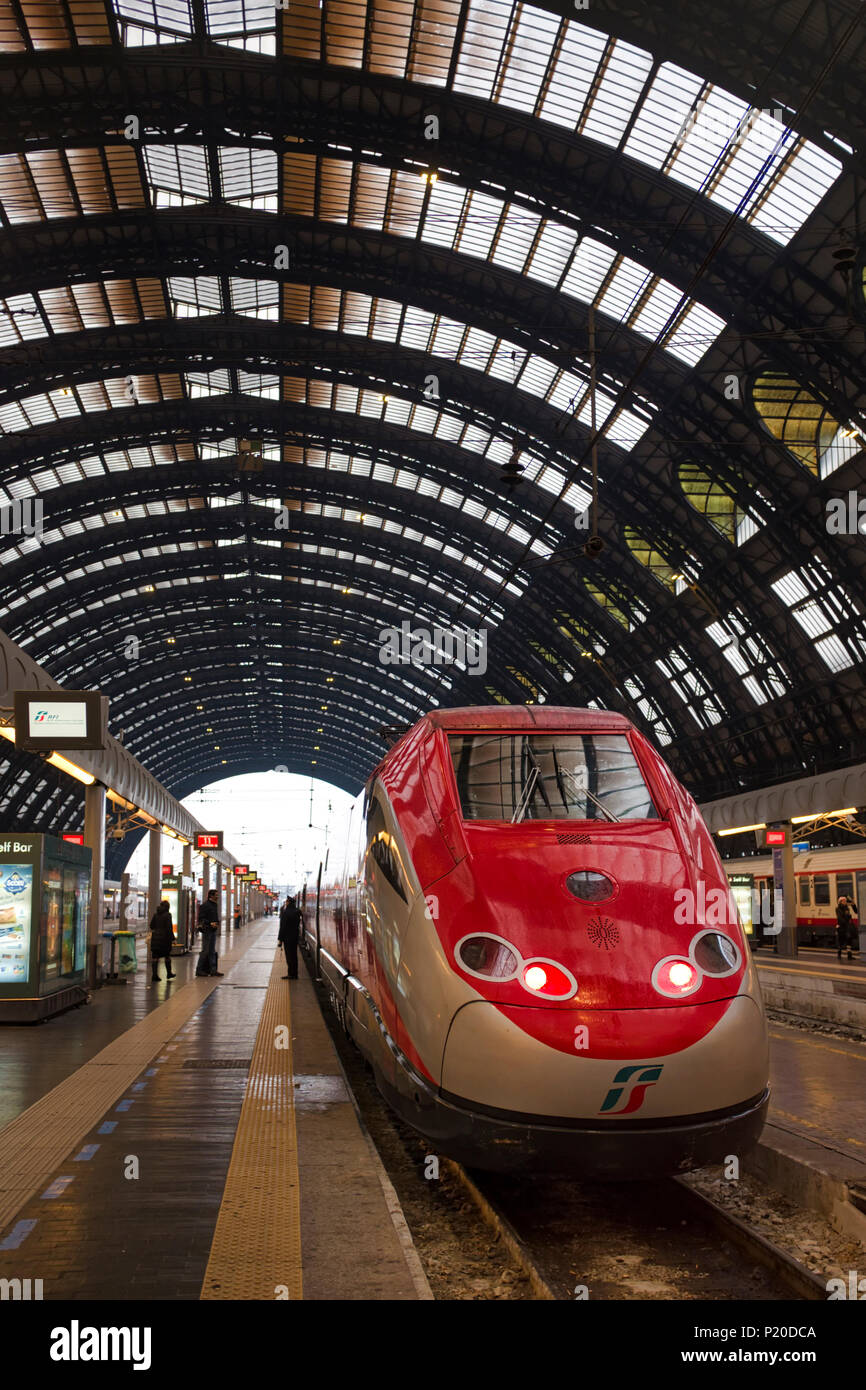 Frecciarossa train dans la gare centrale de Milan, Milan, Italie Banque D'Images