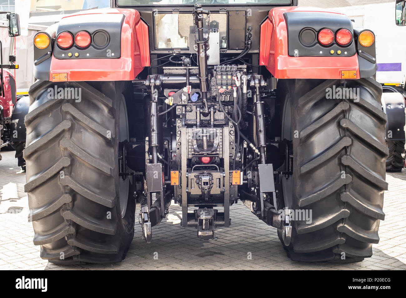 Tracteur rouge avec noir bif roues. Vue arrière Banque D'Images