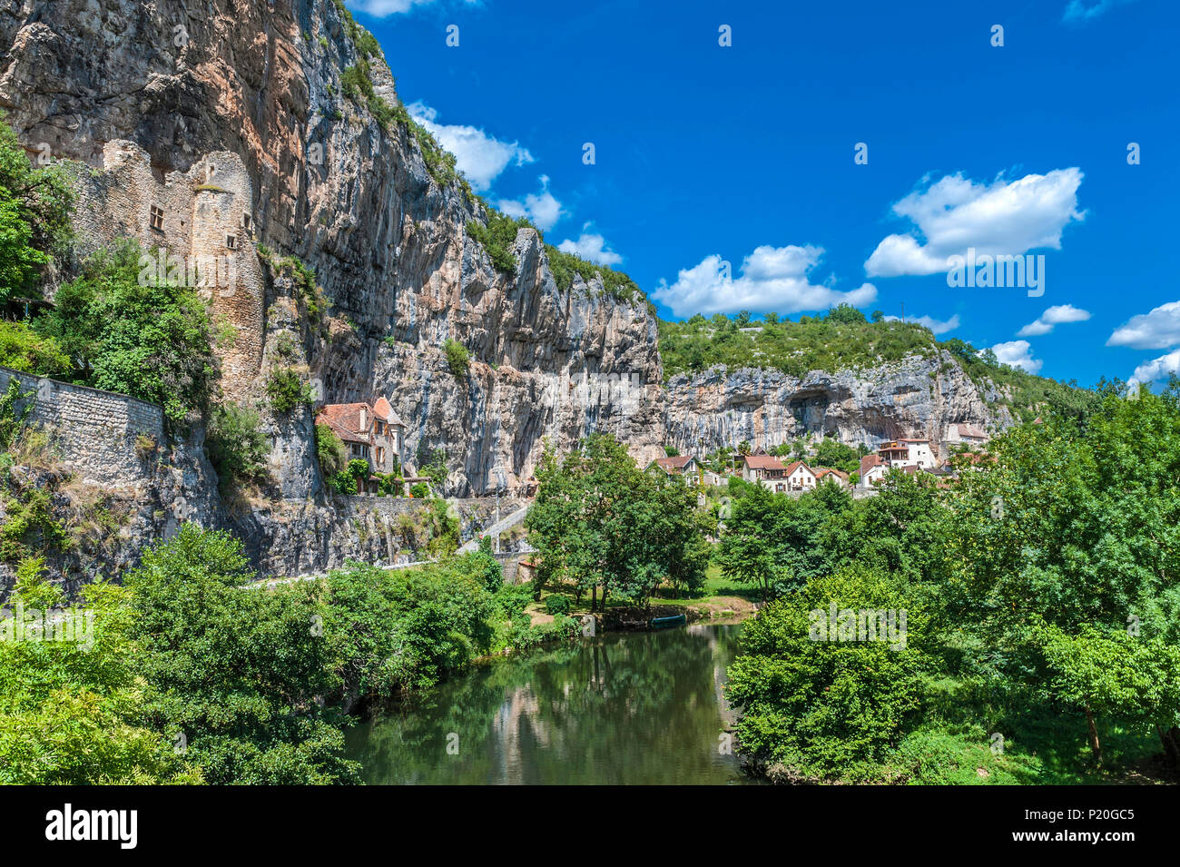 France, Lot, vallée du Célé, Cabrerets, château et maison troglodyte