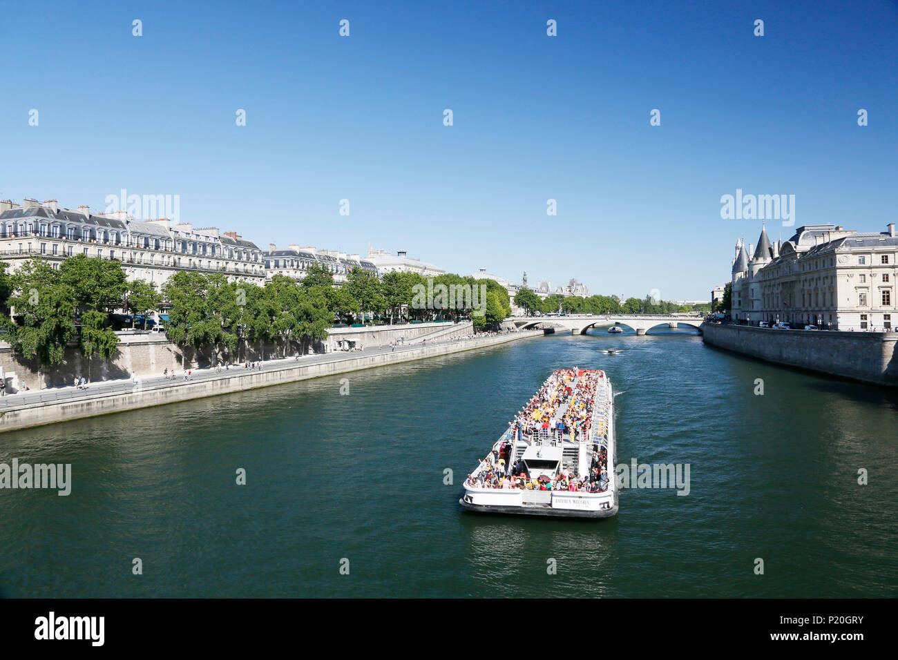 Bateau mouche sur la seine Banque de photographies et d’images à haute résolution Alamy