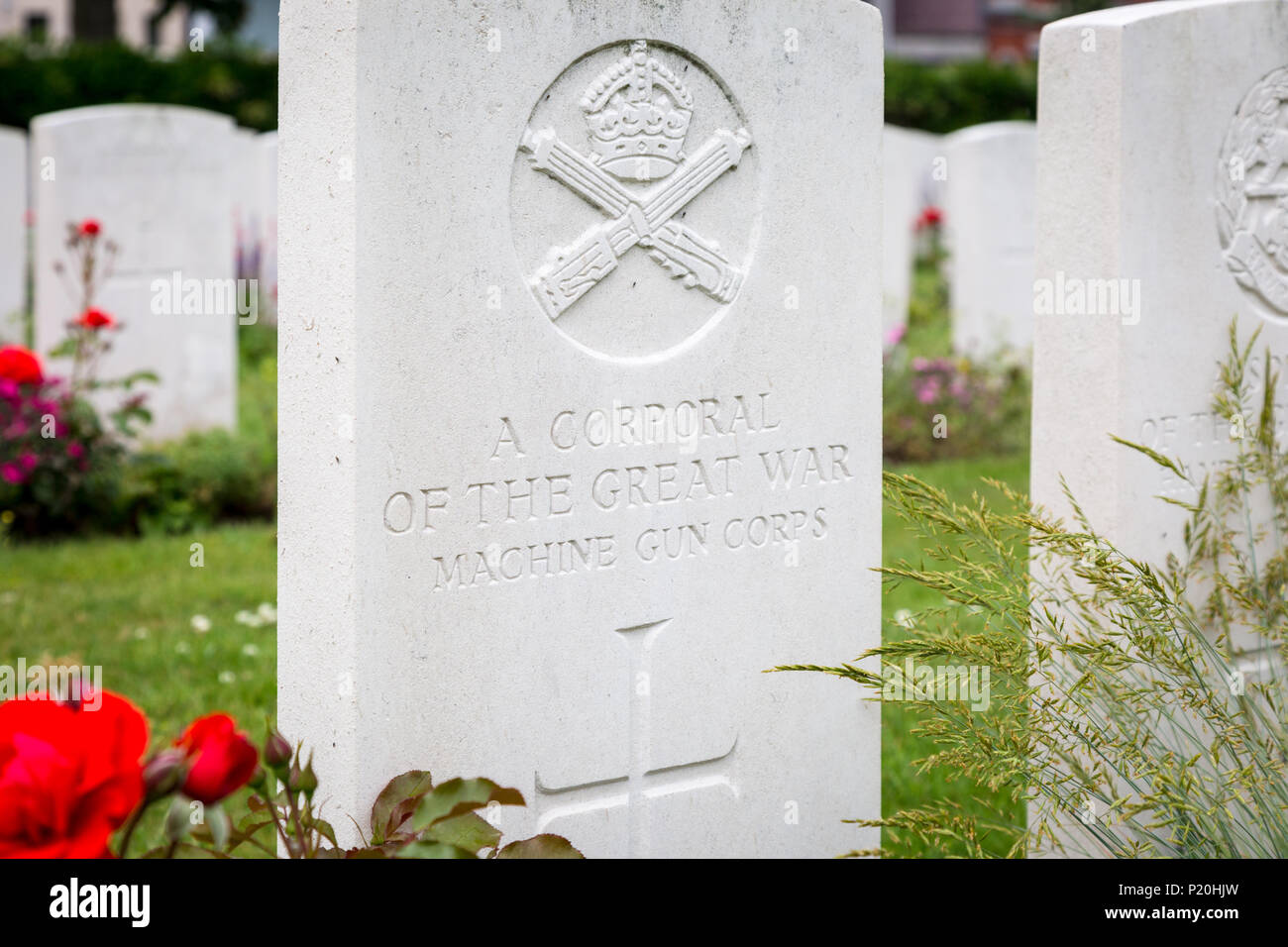 Pierre tombale ou pierre tombale d'un soldat de la première guerre mondiale, un artilleur de la machine gun corps Ypres, Belgique Banque D'Images