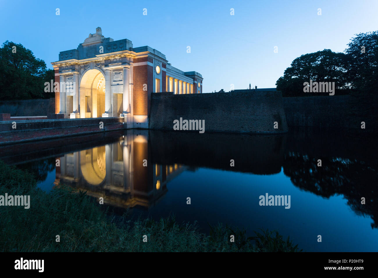 Porte de Menin, Ypres, Belgique lit up at night Banque D'Images