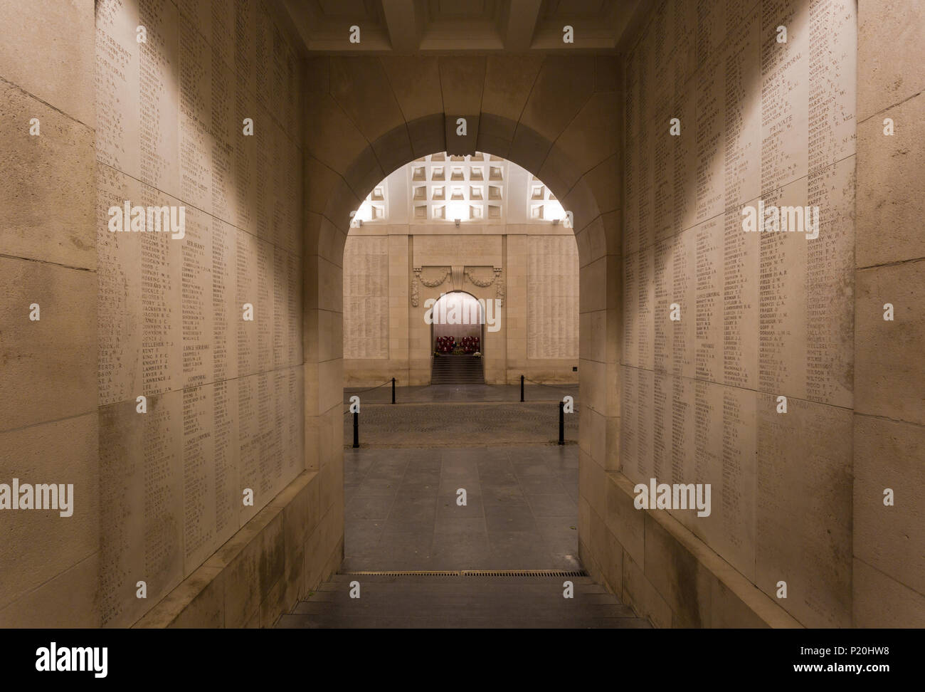 Vue intérieure de la Porte de Menin, Ypres, montrant les noms de l'armée déchue Banque D'Images