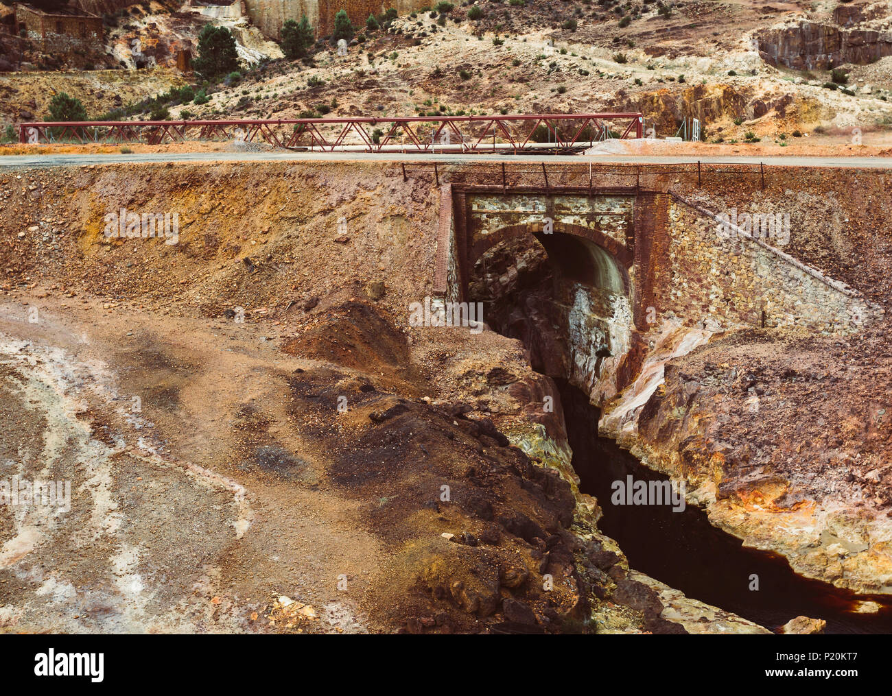 La route sur le pont où passe la rivière Rouge dans les mines de Riotinto, Andalousie, Espagne Banque D'Images