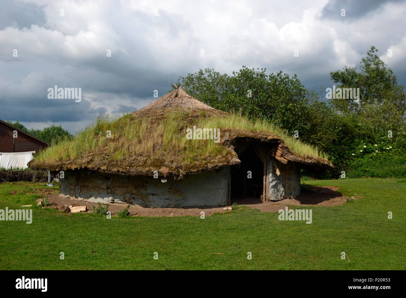 Cabane de l'âge du fer à Flag Fen parc d'archéologie, Peterborough, España Banque D'Images