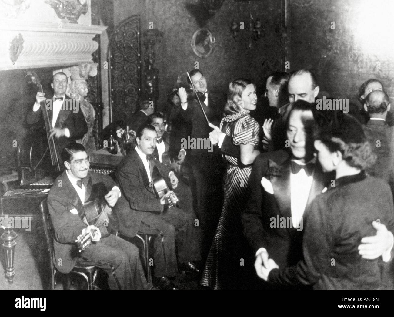 Stéphane Grappelli (1908-1997) le violoniste de jazz français de bal dans les années 30. L-R, Grappelli, Vés, D. Reinhardt, J.Reinhardt, Louis Vola. Quintet Hot Club de France, Casanova, Paris, 1937 du Club. Banque D'Images