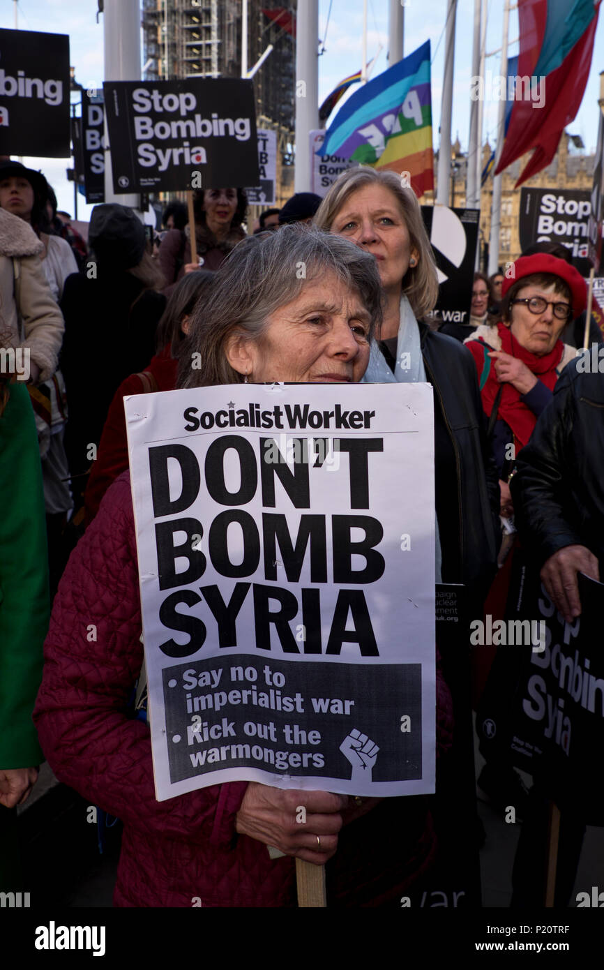 Protester par centre de Londres pour demander un arrêt des bombardements en Syrie 29 Avril 2018 Banque D'Images