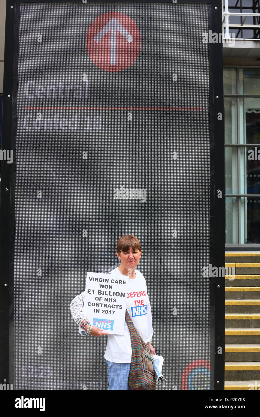 Manifestation devant la conférence annuelle des confédérations du NHS, où les militants ont dit qu'ils étaient en soulignant l'opposition à la réduction, la privatisation et le sous-financement des soins de santé et les services sociaux, le Centre de Convention Centre, Manchester, le 13 juin 2018 (C)Barbara Cook/Alamy Live News Banque D'Images