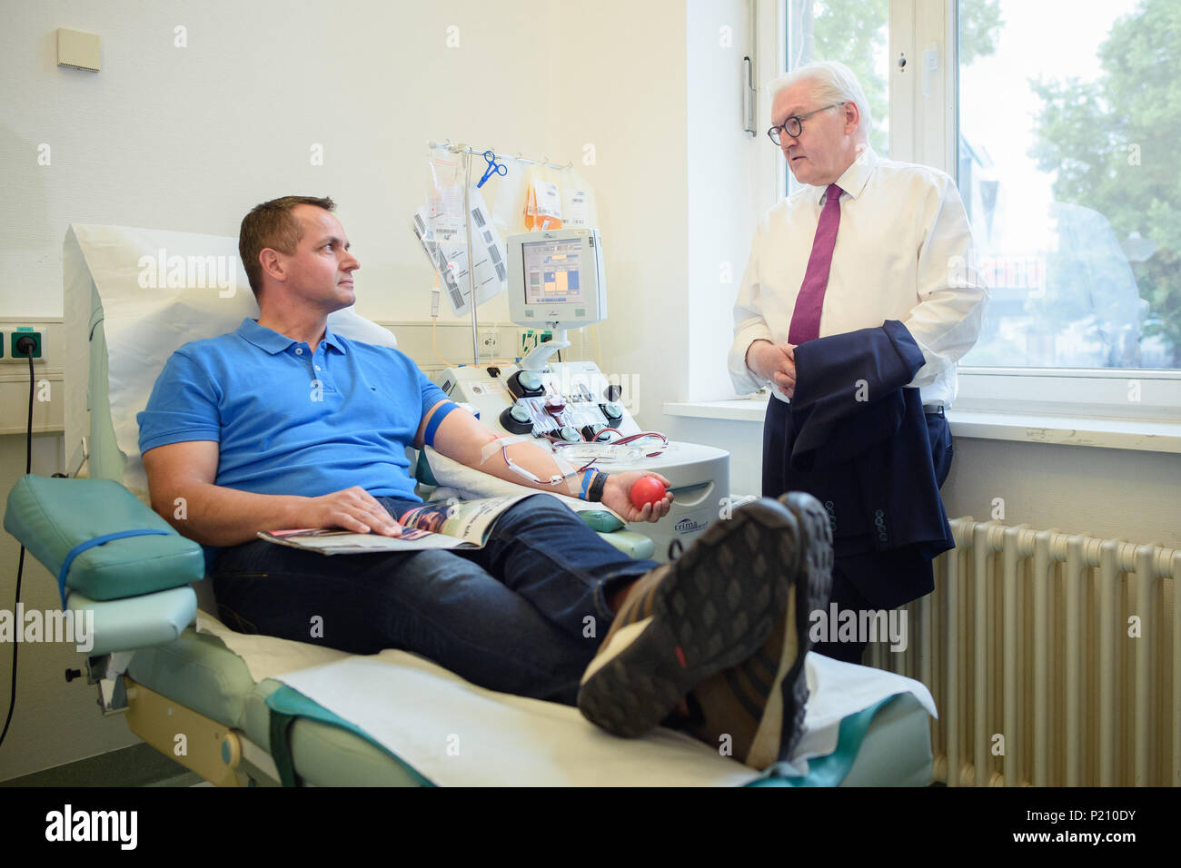 13 juin 2018, Allemagne, Berlin : Président fédéral du Parti Social-démocrate (SPD), Frank-Walter Steinmeier, parlant à Sven Tarnowski au cours d'un don de plaquettes à l'hôpital de la charité. La Journée mondiale du don de sang a lieu le 14 juin qui est l'anniversaire de naissance de Karl Landsteiner, le découvreur de groupes sanguins. Photo : Gregor Fischer/dpa Banque D'Images