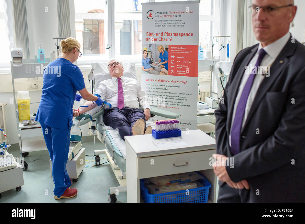 13 juin 2018, Allemagne, Berlin : Président fédéral du Parti Social-démocrate (SPD), Frank-Walter Steinmeier, actuellement élaboré par une infirmière pour un don de sang à l'hôpital de la charité. La Journée mondiale du don de sang a lieu le 14 juin qui est l'anniversaire de naissance de Karl Landsteiner, le découvreur de groupes sanguins. Photo : Gregor Fischer/dpa Banque D'Images