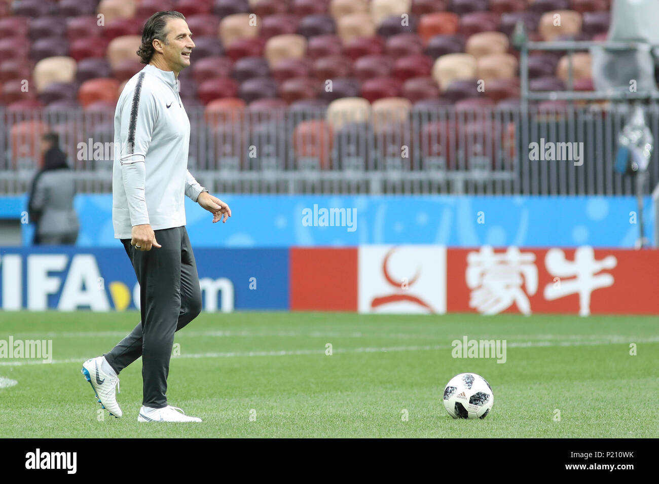 MOSCOU, MO - 13.06.2018 : FORMATION DE L'ARABIE SAOUDITE À MOSCOU - Juan Antonio Pizzi au cours de l'Arabie saoudite&# 39;s offictal la formation avant l'ouverture de la Coupe du Monde de la FIFA 2018 entre la Russie et l'Arabie saoudite lors du stade Luzhniki de Moscou, en Russie. (Photo : Ricardo Moreira/Fotoarena) Banque D'Images