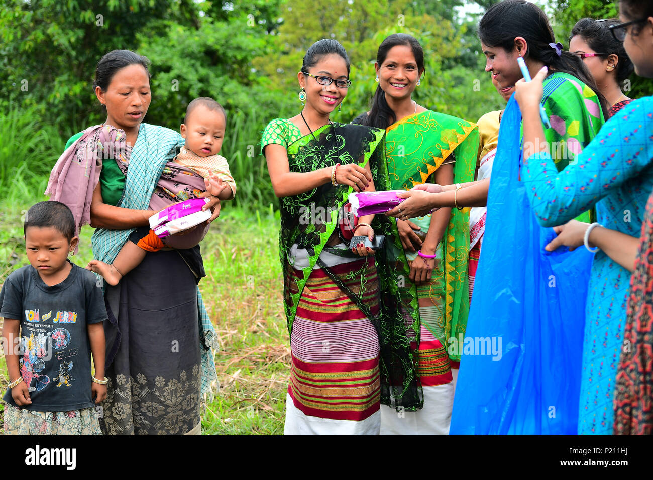 Agartala, Tripura, Inde. 13 Juin, 2018. Les travailleurs de la santé sont la distribution gratuite des serviettes hygiéniques pour les femmes tribales et des filles et à leur expliquer le besoin de l'utiliser, dans un camp de la santé.L'homme des femmes locales ne sont pas en utilisant des serviettes hygiéniques, car ils sont trop coûteux pour qu'ils puissent se permettre. Credit : Saha Abishai SOPA/Images/ZUMA/Alamy Fil Live News Banque D'Images