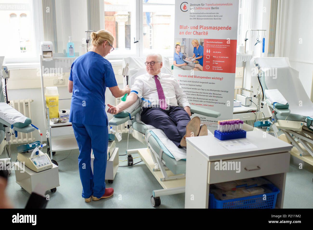 13 juin 2018, Allemagne, Berlin : Président fédéral du Parti Social-démocrate (SPD), Frank-Walter Steinmeier, actuellement élaboré par une infirmière pour un don de sang à l'hôpital de la charité. La Journée mondiale du don de sang a lieu le 14 juin qui est l'anniversaire de naissance de Karl Landsteiner, le découvreur de groupes sanguins. Photo : Gregor Fischer/dpa Banque D'Images