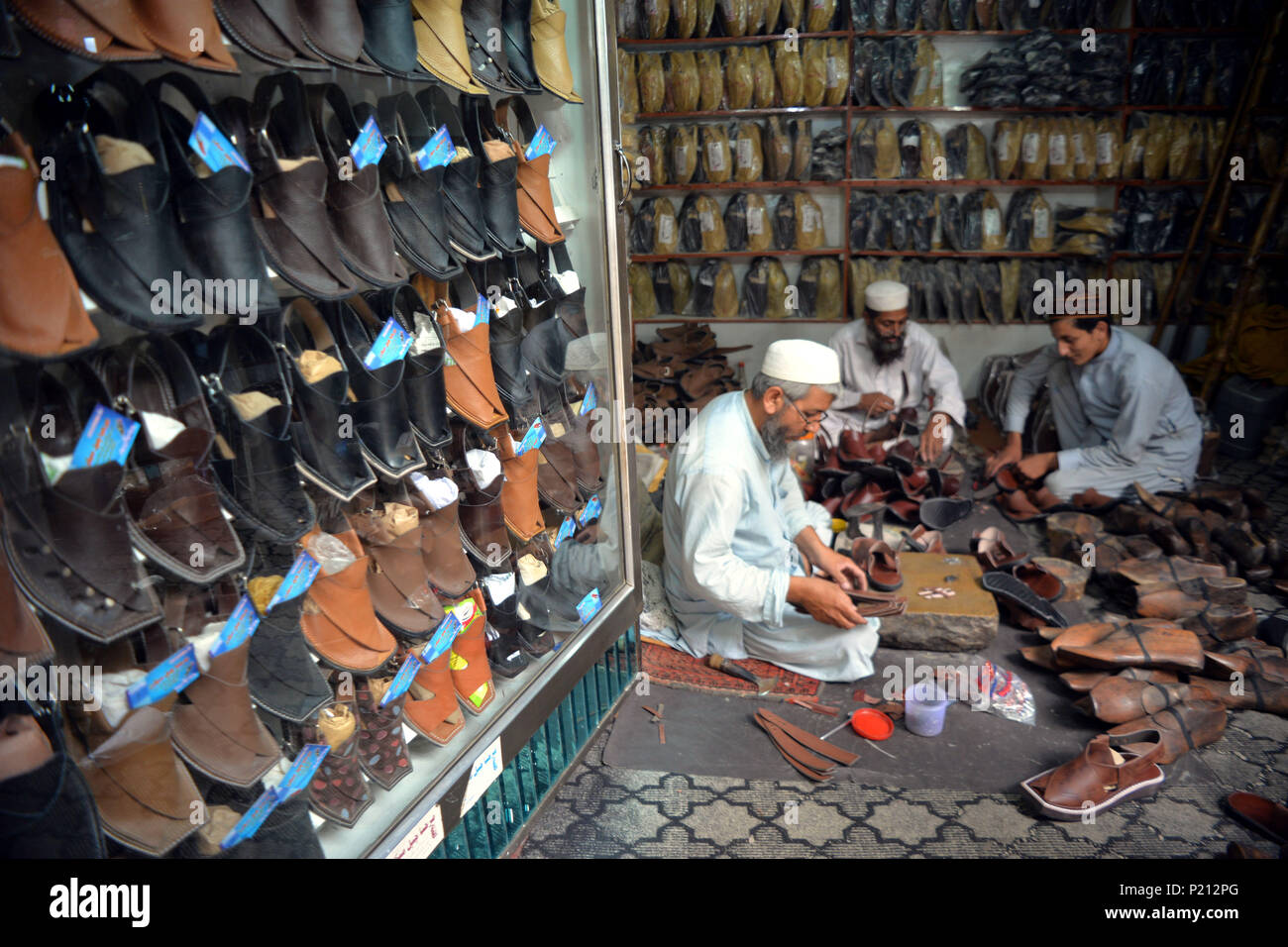 Peshawar, Pakistan. 13 Juin, 2018. Les cordonniers pakistanais faire  chaussures traditionnel appelé 'localement' chapli lors d'un atelier à  Peshawar, au nord-ouest du Pakistan, le 13 juin 2018, en préparation de la  fête