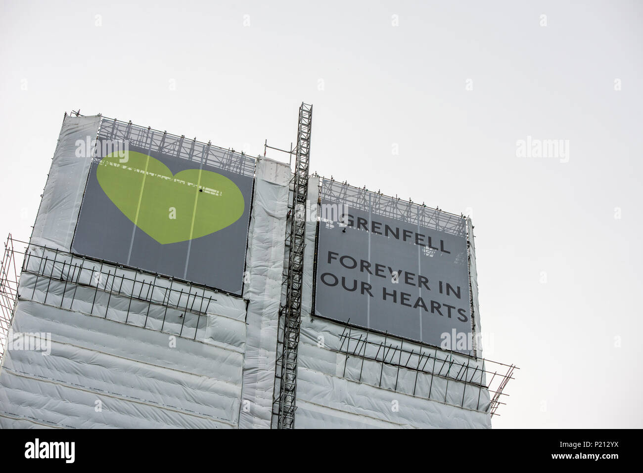 Londres, Royaume-Uni. 13 Juin, 2018. Vue du haut de la tour de Grenfell.Sur le premier anniversaire de l'incendie, la Tour de Grenfell, la zone autour de la tour a été rempli avec des fleurs, des bougies et des messages en souvenir de ceux qui ont perdu la vie. Credit : Brais G. Rouco SOPA/Images/ZUMA/Alamy Fil Live News Banque D'Images