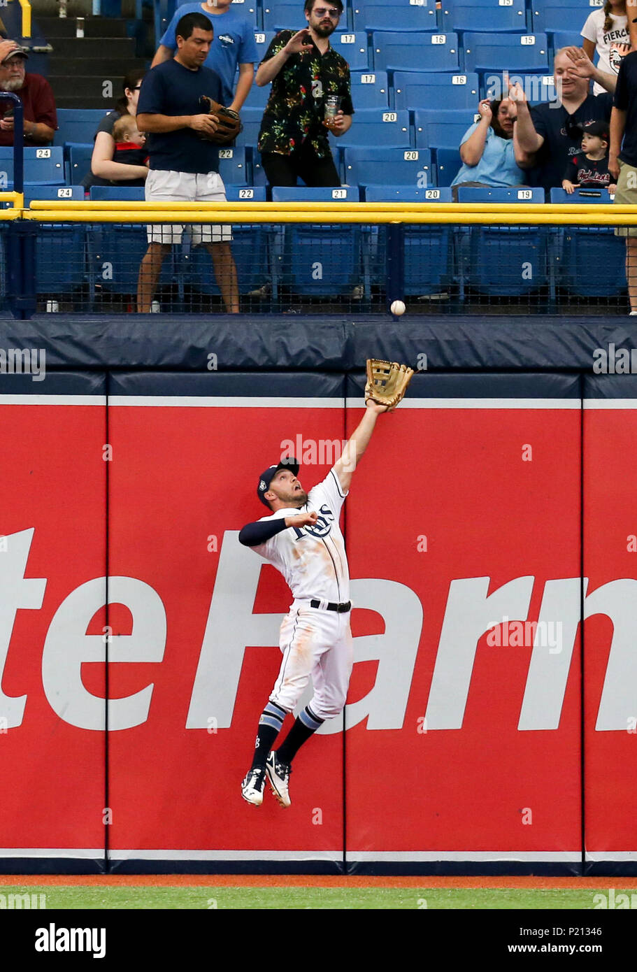 Saint Petersburg, Florida, USA. 13 Juin, 2018. CHRIS URSO | fois.Rays de Tampa Bay center fielder Johnny Champ (10) passe à faire la capture à une profonde ballon touché par l'arrêt-court des Blue Jays de Toronto Aledmys Diaz (1) au cours de la neuvième manche Mercredi, 13 juin 2018 à Saint-Pétersbourg. Les rayons a gagné 1-0 et a balayé les Blue Jays de Toronto. Crédit : Chris Urso/Tampa Bay Times/ZUMA/Alamy Fil Live News Banque D'Images