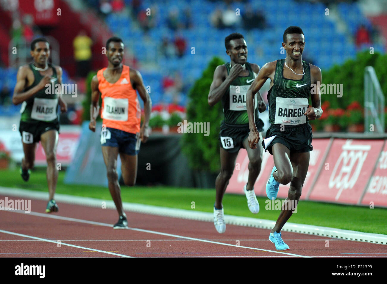 Ostrava, République tchèque. 13 Juin, 2018. Selemon Barega de l'Éthiopie (R) à la fin de 3000 hommes m Zatopek pendant au mémorial de l'IAAF World Challenge événement Golden Spike à Ostrava en République tchèque. Credit : Slavek Ruta/ZUMA/Alamy Fil Live News Banque D'Images