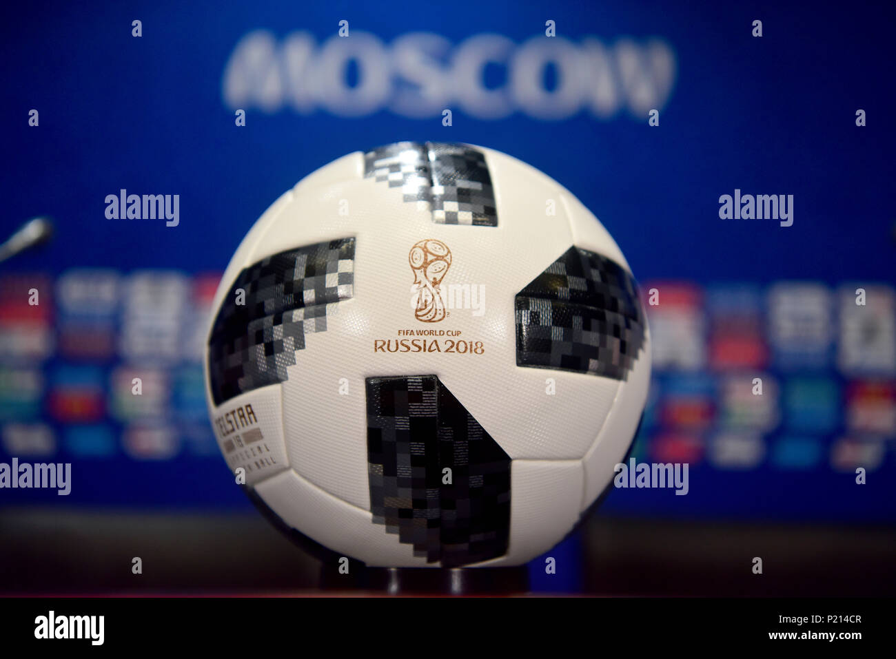 Moscou, Russie - le 13 juin 2018. Coupe du Monde 2018 officiel match ball floue avec nom de la ville hôte de Moscou à l'arrière-plan. Credit : Alizada Studios/Alamy Live News Banque D'Images