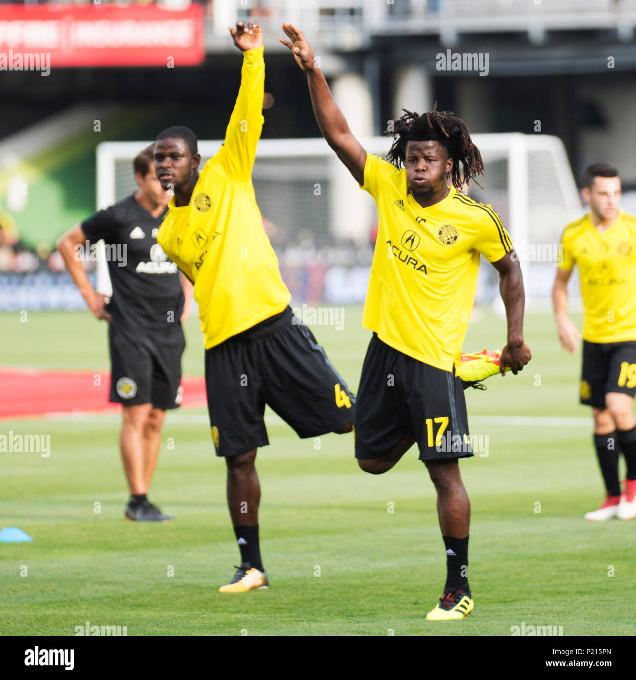10 juin 2018 : Columbus Crew SC defender Lalas Abubakar (17) et Columbus Crew SC defender Jonathan Mensah (4) chauffer avant face à Atlanta United FC à Columbus, OH, USA. Brent Clark/Alamy Live News Banque D'Images