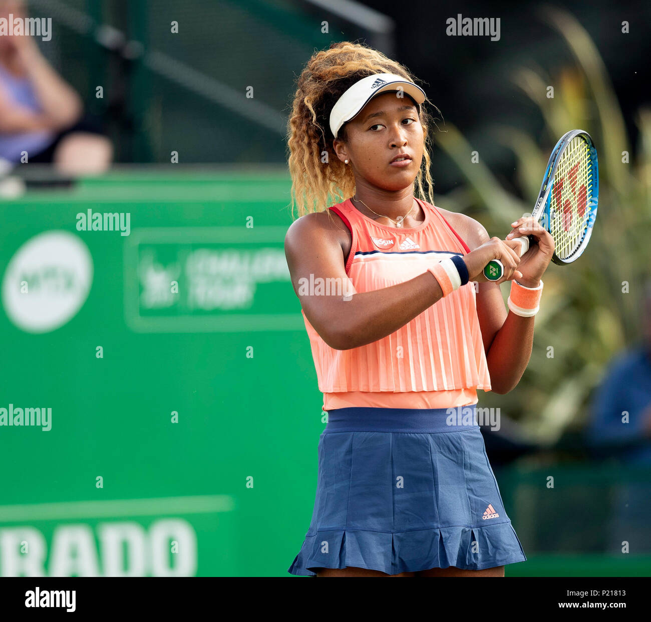 Centre de tennis de Nottingham, Nottingham, Royaume-Uni. 13 Juin, 2018. La Nature Valley Open de tennis ; Naomi Osaka (JPN) ressemble à son entraîneur pour l'inspiration dans son match contre Denisa Allertova (CZE) Credit : Action Plus Sport/Alamy Live News Banque D'Images