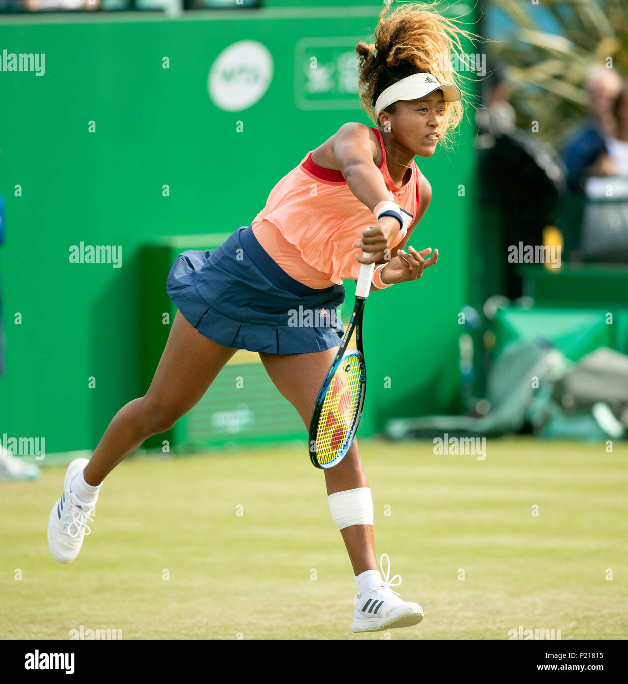 Centre de tennis de Nottingham, Nottingham, Royaume-Uni. 13 Juin, 2018. La Nature Valley Open de tennis ; Naomi Osaka (JPN) en service dans son match contre Denisa Allertova (CZE) Credit : Action Plus Sport/Alamy Live News Banque D'Images