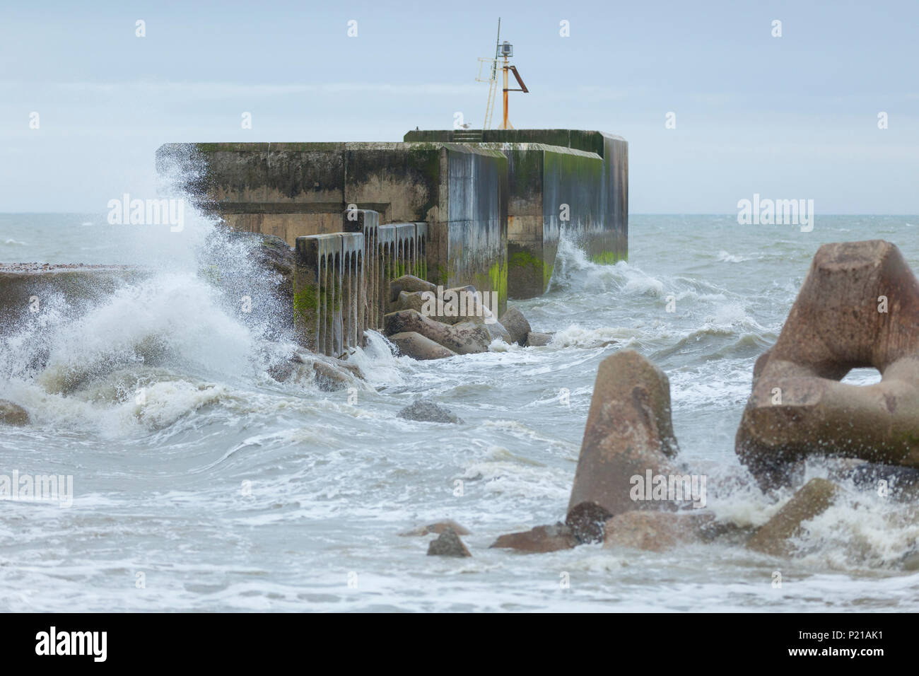 Hastings, East Sussex, UK. 14 Jun, 2018. Météo France : beaucoup de vent dans la région de Hastings ce matin avec des rafales de vent est supérieure à 34km/h, la pluie est prévu pour plus tard. Max des températures de 15°C. Sur la photo est le bras du port de prendre un coups de la mer. Hector de tempête. © Paul Lawrenson, 2018 Crédit photo : Paul Lawrenson / Alamy Live News Banque D'Images