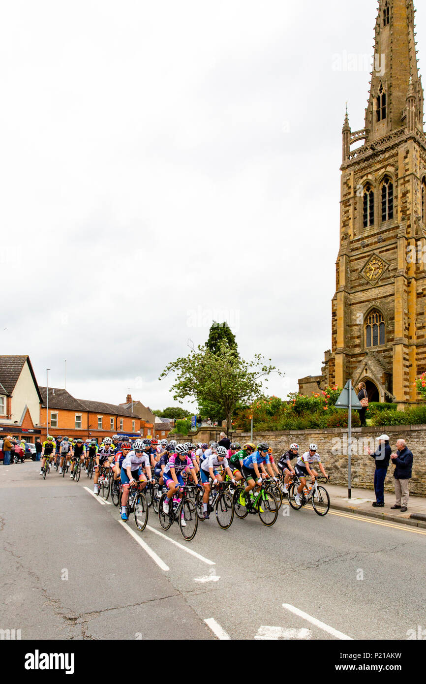 Deux jours du Grand Départ de Rushden Northamptonshire, l'Énergie de l'OVO Women's Cycle Tour 2018. Les cyclistes devant l'emblématique de l'église St Mary sur la rue principale à Rushden Northamptonshire,. GLC Crédit : Pix/Alamy Live News Rushden, UK. 14 juin 2018. Banque D'Images