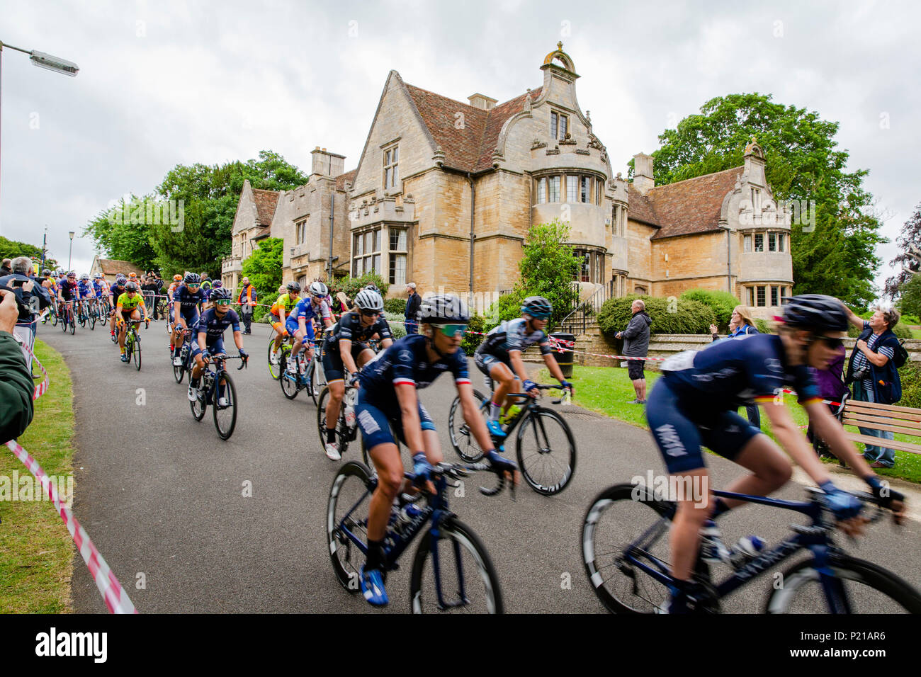Deux jours du Grand Départ de Rushden Northamptonshire, l'Énergie de l'OVO Women's Cycle Tour 2018. Les cyclistes partent de Hall Park dans le centre de Rushden passé Rushden Hall. GLC Crédit : Pix/Alamy Live News : Rushden, UK. 14 juin 2018. Banque D'Images