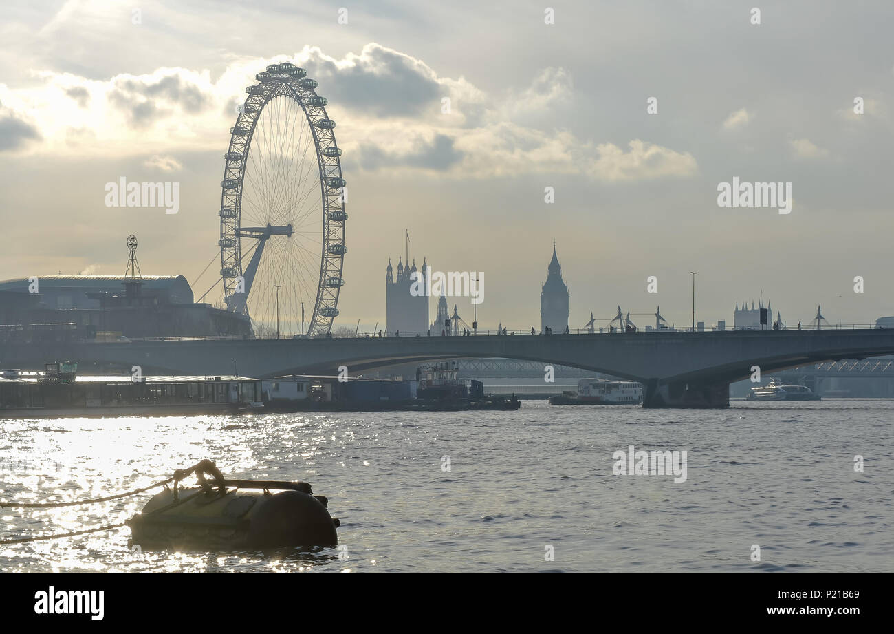 Skyline silhouette de la Tour Victoria, London Eye, Big Ben, Westminster Bridge et une bouée Banque D'Images