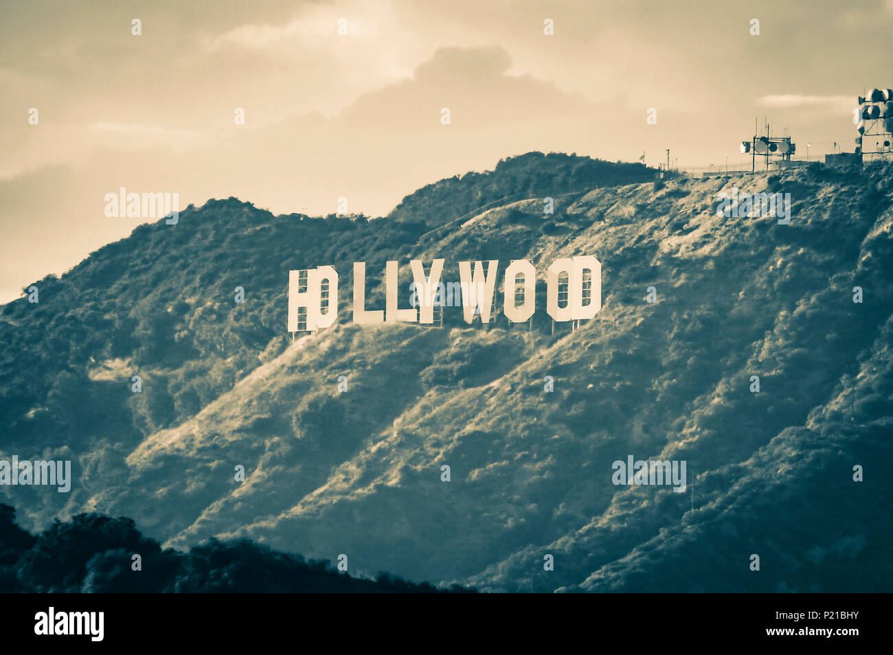 Vue sur le Hollywood Sign, situé sur le mont Lee, à Hollywood Hills, sous un ciel nuageux. Sonorité secondaire de traitement. / Vintage style rétro. Copier l'espace. Banque D'Images