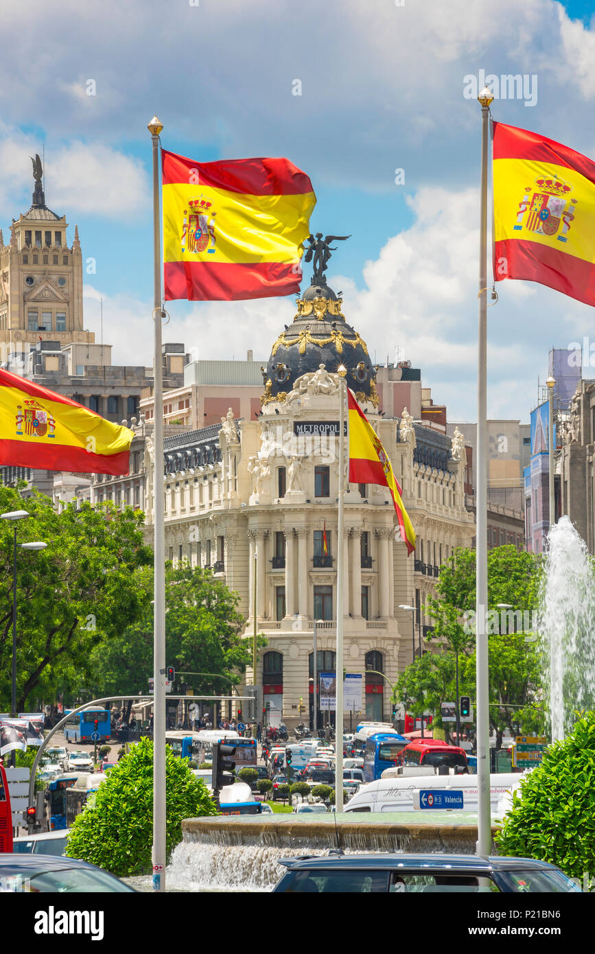 Centre-ville de Madrid, vue sur la Calle de Alcala en direction de l'Hôtel Metropolis et de l'architecture environnante dans le centre historique de Madrid, Espagne. Banque D'Images Centre-ville de Madrid, vue sur la Calle de Alcala en direction de l'Hôtel Metropolis et de l'architecture environnante dans le centre historique de Madrid, Espagne. Banque D'Images