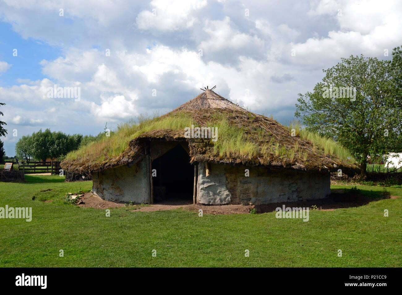 Cabane de l'âge du fer à Flag Fen parc d'archéologie, Peterborough, España Banque D'Images