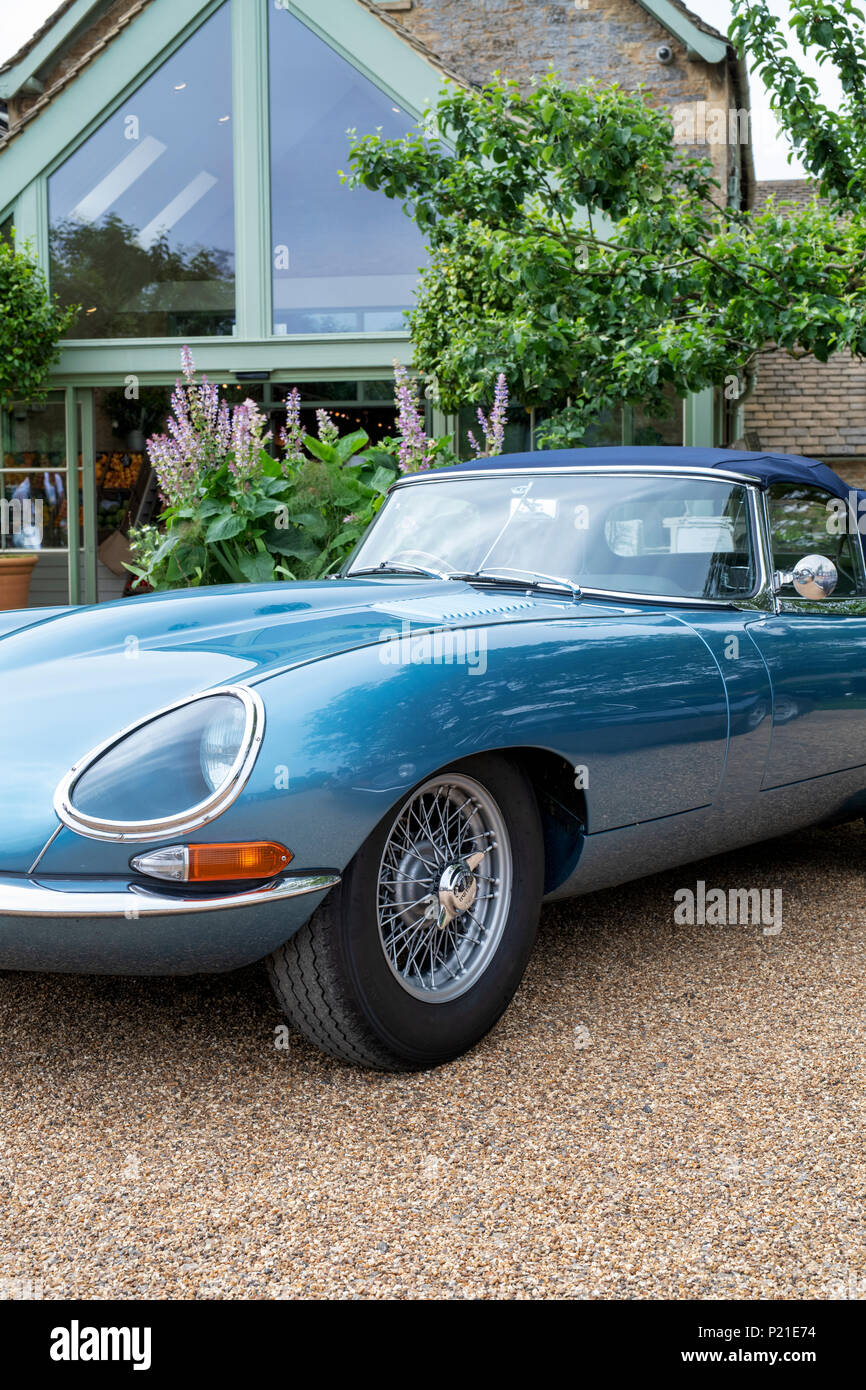 Vintage 1961 Jaguar e type voiture à Daylesford Organic farm shop festival d'été. Daylesford, Cotswolds, Gloucestershire, Angleterre. Banque D'Images