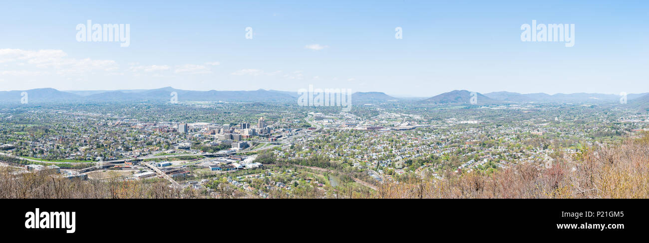 Roanoke, États-Unis - 18 Avril 2018 : Aerial Cityscape Skyline Vue Panoramique vue panoramique de ville en Virginie au printemps avec des immeubles de l'administration centrale, Banque D'Images