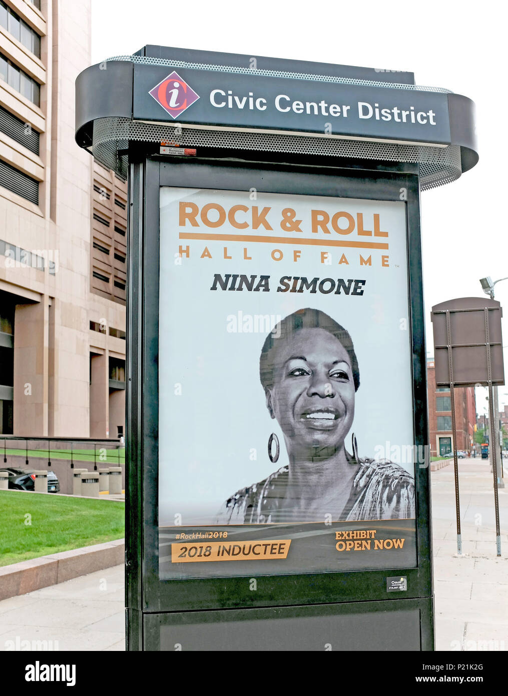 Une affiche de Nina Simone, Rock and Roll Hall of Fame Inductee, suspendue dans un trottoir chapiteau dans le district du centre civique du centre-ville de Cleveland, Ohio. Banque D'Images