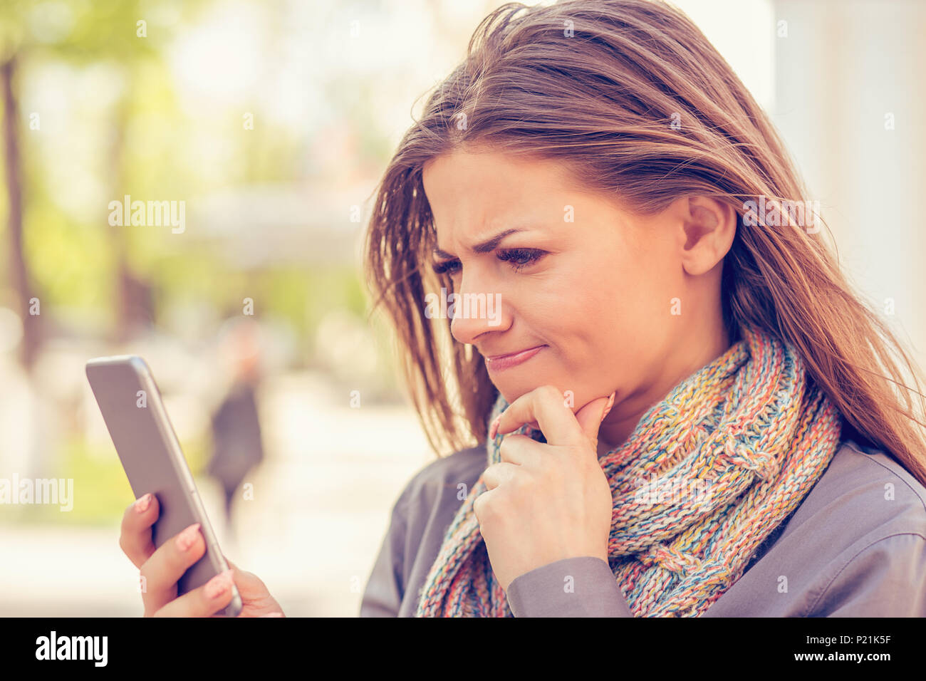 Closeup portrait triste, sceptique, malheureux, woman texting on phone conversation contrariés avec piscine isolée l'arrière-plan. L'émotion négative faci Banque D'Images