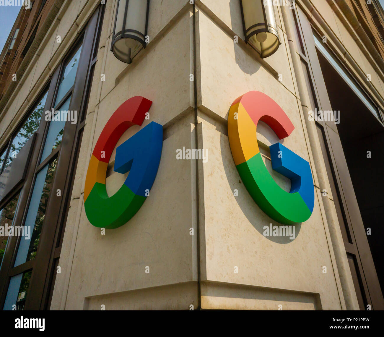 Le logo Google à l'extérieur d'un événement promotionnel d'accueil de Google à New York, le vendredi 1 juin 2018. (© Richard B. Levine) Banque D'Images