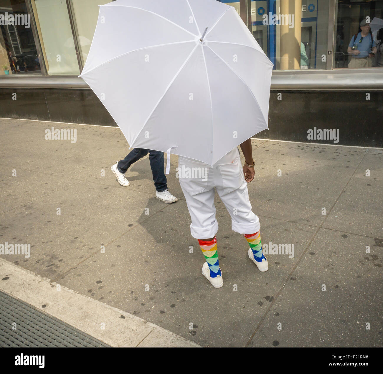 Un travailleur de Google avec Google marque chaussettes en dehors d'un événement promotionnel d'accueil de Google à New York, le vendredi 1 juin 2018. (Â© Richard B. Levine) Banque D'Images