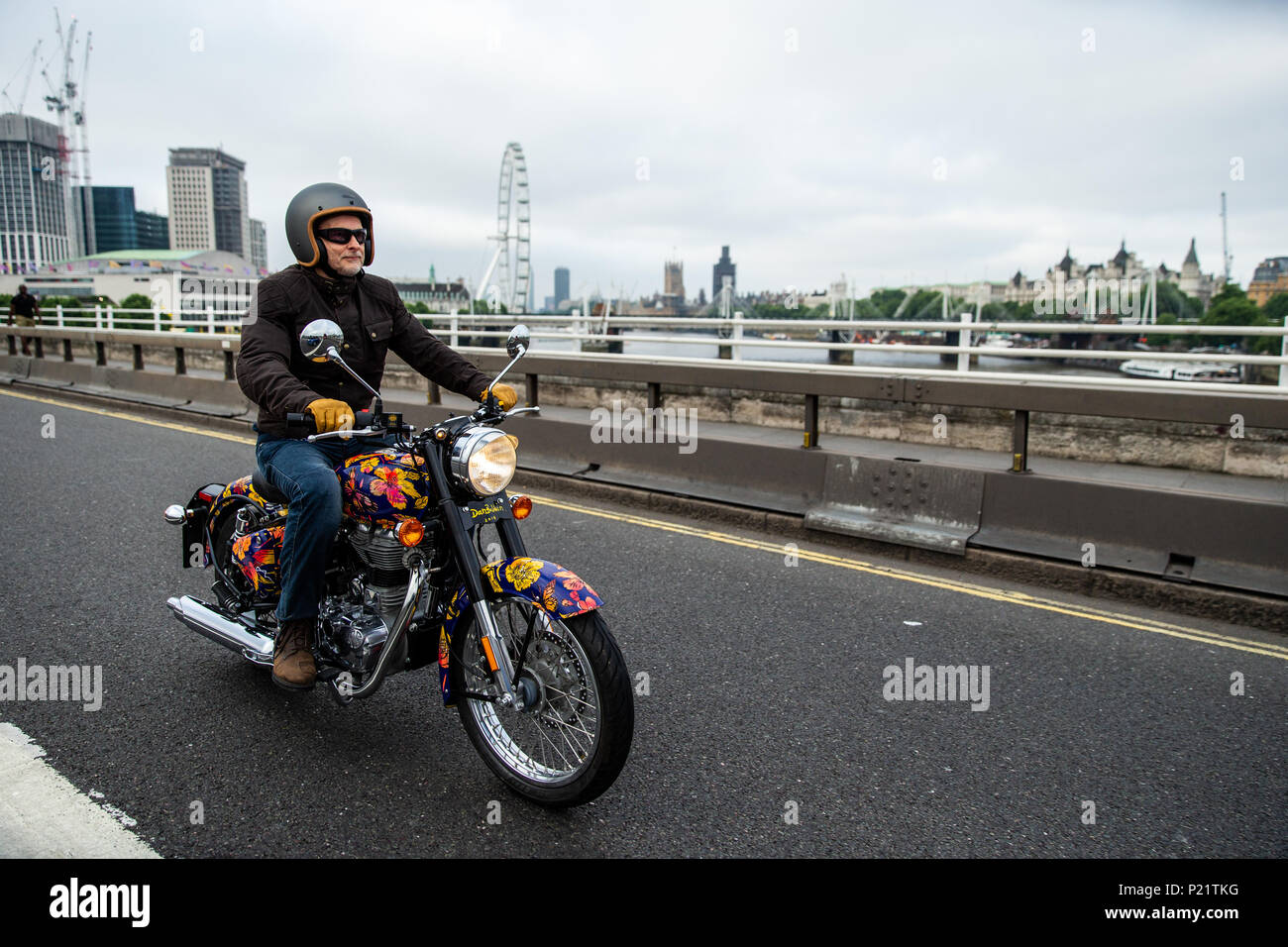 Jeremy Taylor à vélo sur le Dan Baldwin Royal Enfield au-dessus du pont de Waterloo pendant la séance photo à Londres. APPUYEZ SUR ASSOCIATION photo. Date de la photo: Mardi 12 juin 2018. Une flotte personnalisée de 12 voitures Ambassador, huit motos Royal Enfield, un tuk-tuk et un Gujarati Chagda a constitué les « Concours d'été » - une cavalcade de véhicules indiens d'inspiration designer - tandis qu'une trentaine de sculptures d'éléphant magnifiquement décorées seront sentinelles dans la capitale, ambassadeurs de leurs cousins dans la nature. Banque D'Images