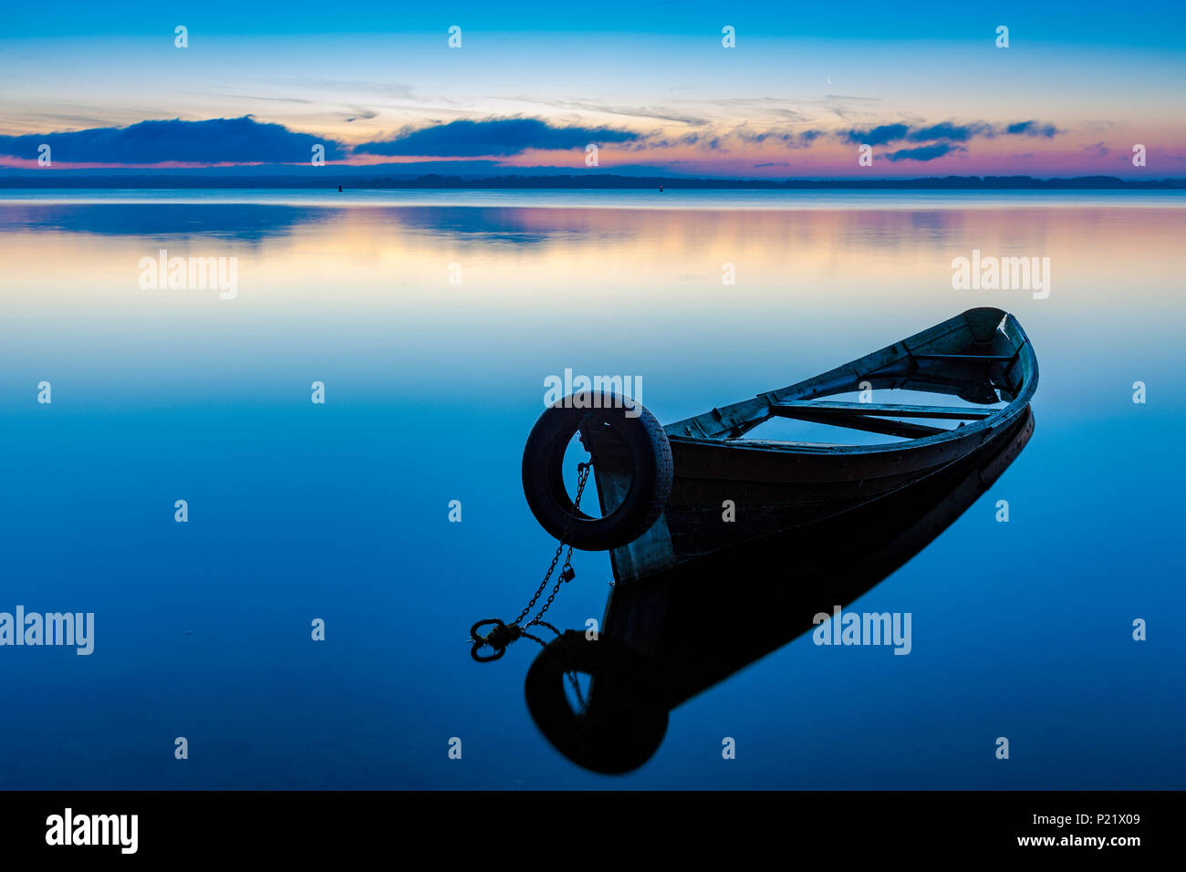 L'aube sur le lac Seliger avec un vieux bateau de pêche dans l'avant-plan, Leeds, région de Tver, en Russie. Banque D'Images